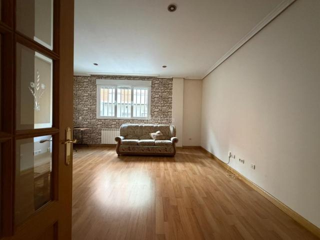 Apartamento en venta en Ponferrada, Zona Alta. En venta amplio apartamento en la zona alta de Ponferrada. Apartamentos.