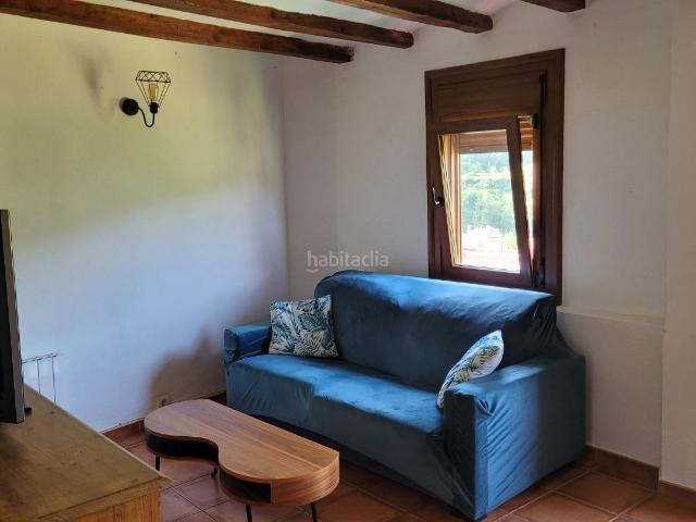 Apartamento en venta en Pobla de Lillet La. Apartamento de 55 m2, 2 habitaciones, soleado, calefacción, amueblado, con vistas a la montaña y buena ubicación. Apartamentos Pobla de Lillet.