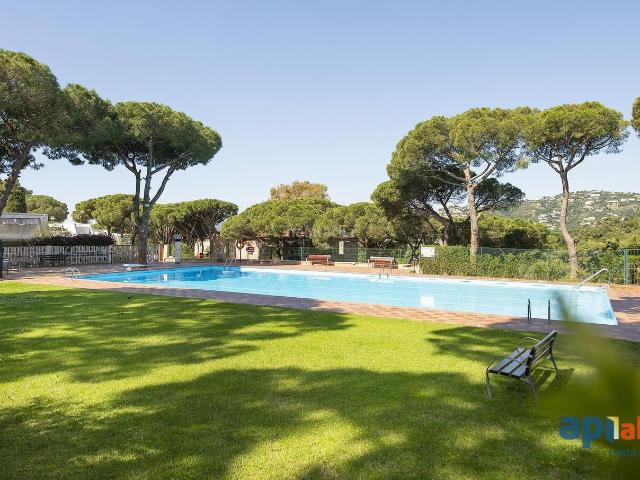 Apartamento en venta en Platja d´Aro, Los Pinos Politur Costa Brava. Piso con 2 habitaciones y piscina comunitaria en Platja dAro. Apartamentos Platja.