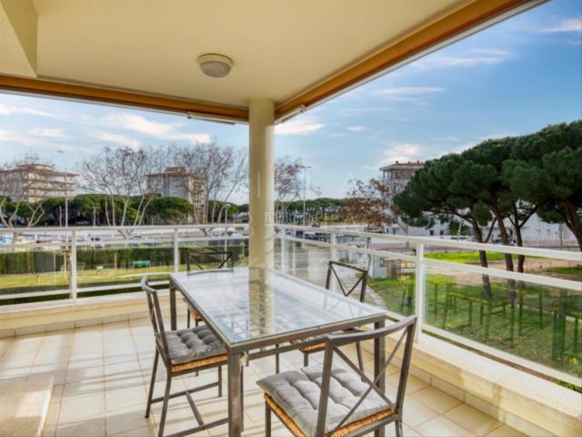 Apartamento en venta en Platja d´Aro, Port d´Aro Costa Brava. Amplio piso con vistas despejadas en Puerto Náutico. Apartamentos Platja.