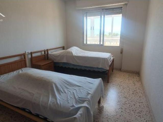 Apartamento en venta en Playa de Daimús con 3 habitaciones, terraza y garaje cerrado