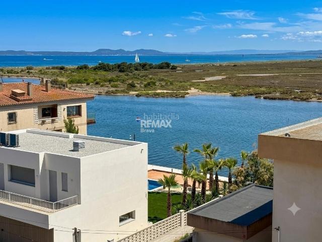 Apartamento en venta en Roses, Santa Margarida Costa Brava. Apartamento con excepcionales vistas al mar, canal y parque natural. Orientación Sur. Apartamentos.