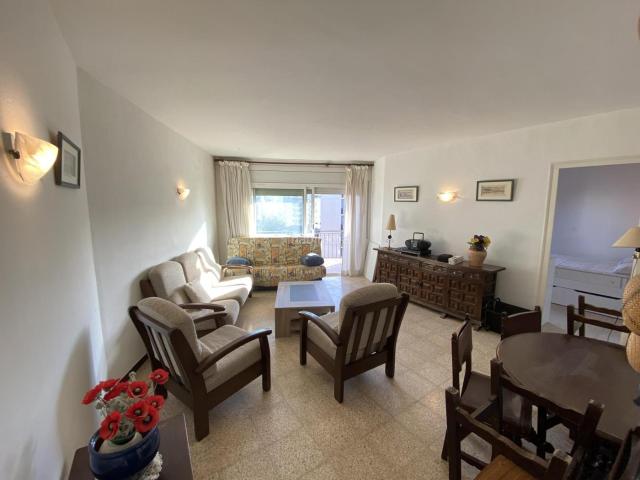 Apartamento en venta en Roses, Santa Margarida Costa Brava. APARTAMENTO DE DOS DORMITORIOS CON ASCENSOR Y PARKING COMUNITARIO. Apartamentos.