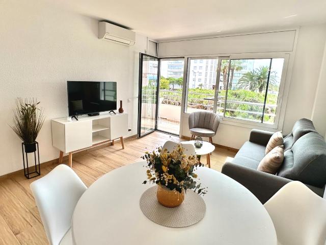 Apartamento en venta en Roses, Santa Margarida Costa Brava. Apartamento reformado con terraza en primera línea de mar. Apartamentos.