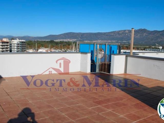 Apartamento en venta en Roses, Santa Margarida Costa Brava. Ático con vista al canal, gran terraza y piscina comunitaria en Sta. Margarita. Apartamentos.
