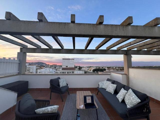 Apartamento en venta en Roses, Santa Margarida Costa Brava. Magnífico ático de 61 m2, con 60 m2 de terrazasolarium, licencia turistica, vistas al mar, plaza de parking, piscina y jardines co.