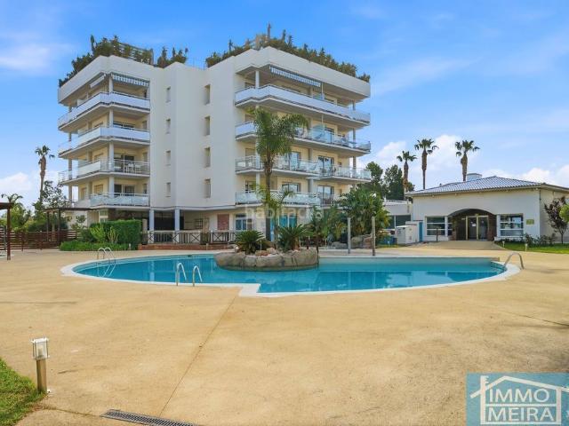 Apartamento en venta en Roses, Santa Margarida Costa Brava. Magnífico ático de 61 m2, con 60 m2 de terrazasolarium, LICENCIA TURISTICA, vistas al mar, plaza de parking, piscina y jardines co.
