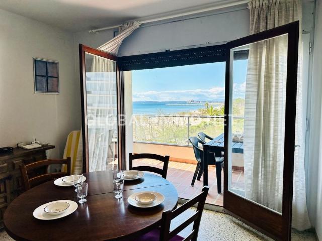 Apartamento en venta en Roses, Salatar Costa Brava. APARTAMENTO EN PRIMERA LÍNEA DE MAR CON APARCAMIENTO EN SANTA MARGARITA. Apartamentos.
