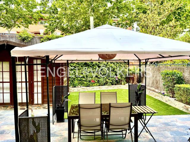 Apartamento en venta en Rozas de Madrid Las, El Cantizal. Bajo con jardin único en El Cantizal. Apartamentos Rozas de Madrid.