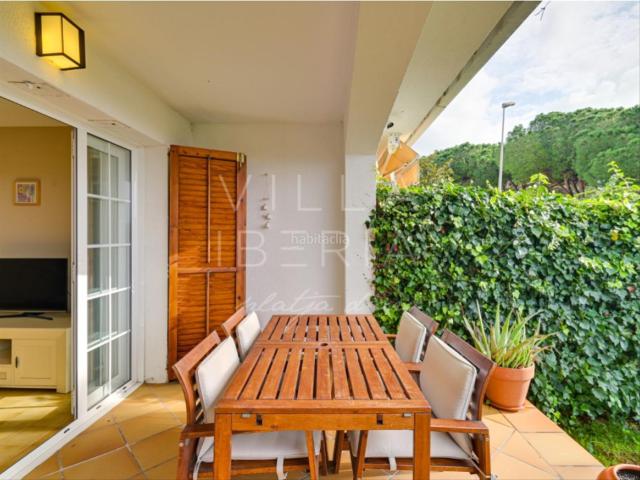 Apartamento en venta en S´Agaró Costa Brava. Planta baja con jardín privado y a un paso de la playa de Sant Pol. Apartamentos.