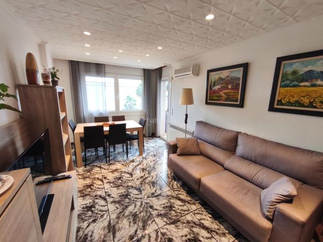Apartamento en venta en Sant Adrià de Besòs, Sant Adrià Nord. SANT ADRIA BESOS Centro, junto al Metro, confortable piso soleado, terracita y ascensor. Apartamentos Sant Adrià de.