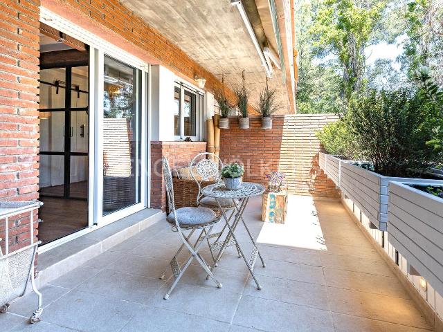 Apartamento en venta en Sant Cugat del Vallès, Golf Can Trabal. Acogedora planta baja en Sant Cugat del Vallès con amplia terraza y vistas verdes. Apartamentos Sant Cugat del.