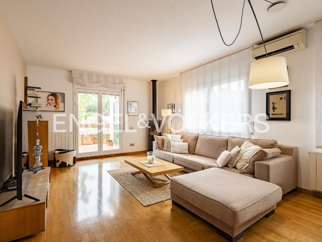 Apartamento en venta en Sant Just Desvern, La Miranda Can Candeler. Casa con espacios independientes en La Miranda. Apartamentos Sant Just.