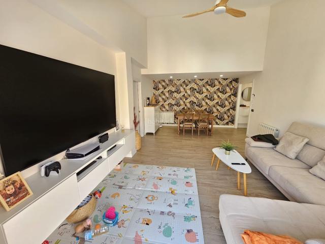 Apartamento en venta en Santa Cristina d´Aro, Santa Cristina Poble. Amplio apartamento reformado con piscina y parking en el centro de Santa Cristina dAro. Apartamentos Santa Cristina.