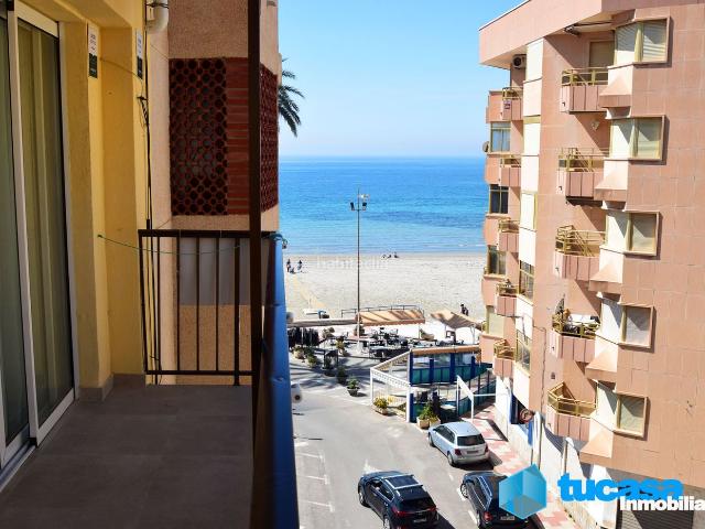 Apartamento en venta en Santa Pola, Playa Levante. Espectacular vivienda en 2ª línea con vistas al mar, recientemente renovado de calidad y grandes acabados. Apartamentos Santa.