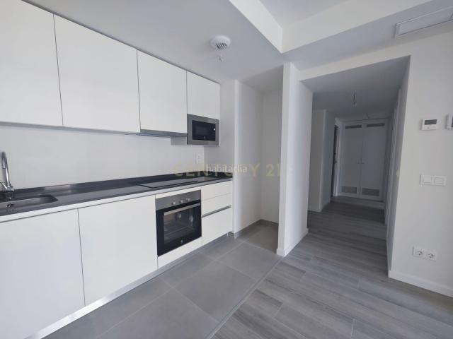 Apartamento en venta en Sabadell, Eixample. Vivienda seminueva 2 hab. con piscina, parking y trastero en Sabadell. Apartamentos.