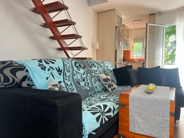 Dúplex en venta en Sitges, Garraf Costa Dorada. Encantador dúplex en venta con terraza y vistas en el precioso pueblo costero de Garraf. Dúplex.