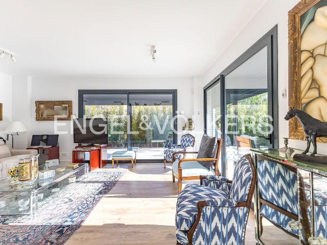 Piso en venta en Sitges, La Plana Costa Dorada. Exclusivo y luminoso apartamento con terraza privada de 30 m2, completamente adaptado y de accesibilidad universal. Pisos.