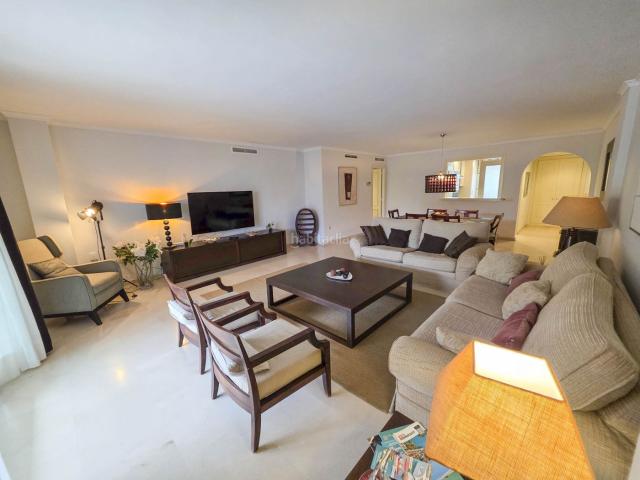 Apartamento en venta en Sotogrande, Puerto de Sotogrande La Marina. Amplio apartamento con terraza y vistas panorámicas al puerto Sotogrande. Apartamentos.