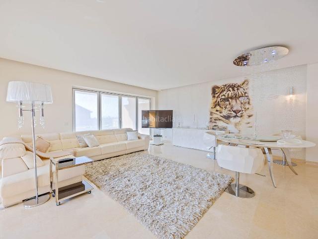 Apartamento en venta en Sotogrande, Puerto de Sotogrande La Marina. Exclusivo apartamento con amplias terrazas y vistas al mar en Ribera del Marlin. Apartamentos.