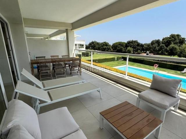 Apartamento en venta en Sotogrande, Sotogrande Alto. Venta de apartamento en primera línea de golf en San Roque Club. Apartamentos.