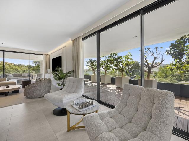 Apartamento en venta en Sotogrande, Sotogrande Alto. Lujoso, bellamente acabado, 3 dormitorios, 3.5 baño, apartamento en planta baja en el prestigioso Village Verde, Sotogrande. Apartamentos.