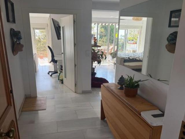 Apartamento en venta reformado con vistas al mar en Marbella centro y garaje incluido