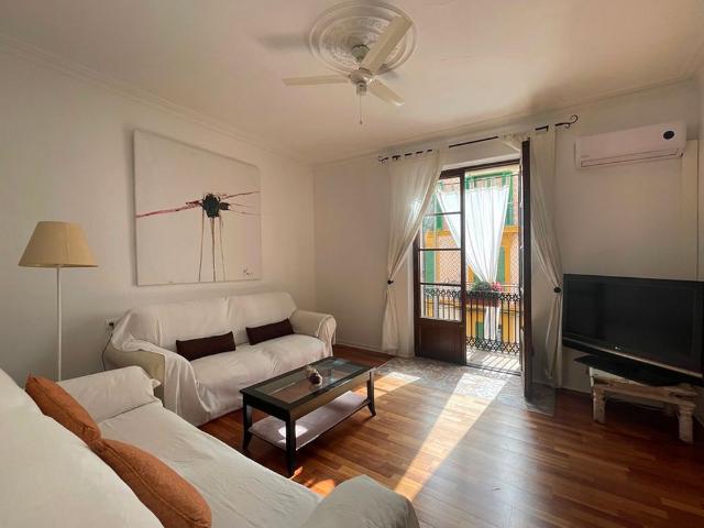 Apartamento en alquiler a un paso del mercado de Santa Catalina. Balcón y terraza comunitaria