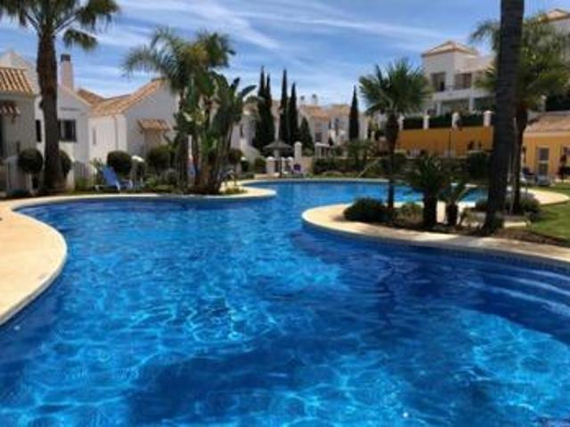 Apartamento en alquiler de larga temporada en Marbella con terraza, garaje y piscina comunitaria