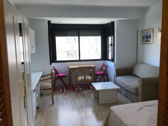Apartamento en alquiler en Calle de Cáceres, cerca de Paseo de las Delicias