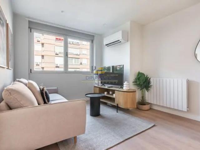 Apartamento en alquiler en Calle de Londres, cerca de Calle de Francisco Navacerrada