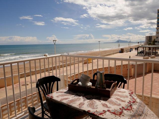 Apartamento en Bellreguard: Primera Línea de Playa Vistas al Mar