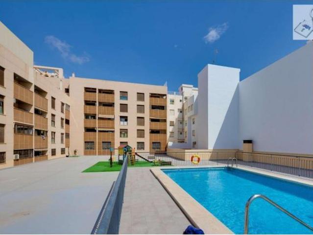 APARTAMENTO EN EL CENTRO DE TORREVIEJA, 2 DORMITORIOS, PISCINA Y GARAJE Y TRASTERO DE 30M2