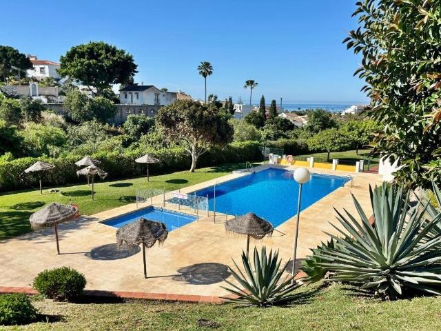 Apartamento en El Faro, Mijas Costa con gran terraza y vistas al mar en la Costa del Sol