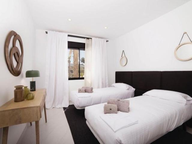 ¡APARTAMENTO EN ESTEPONA, CON VISTAS MUY ABIERTAS !