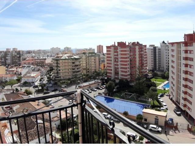 Apartamento en Fuengirola con vistas al mar, 2 dormitorios, piscina y parking – Zona Plaza de Toros