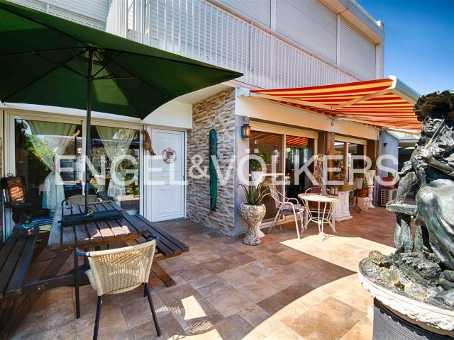 Apartamento en planta baja totalmente reformado con gran ter. 131m² Roses