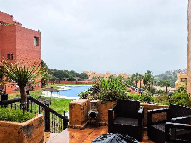 Apartamento en planta baja con gran terraza y vistas al mar en La Duquesa