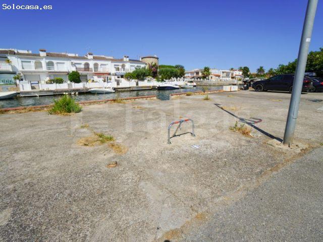 Apartamento en planta baja con gran terraza y vistas al canal