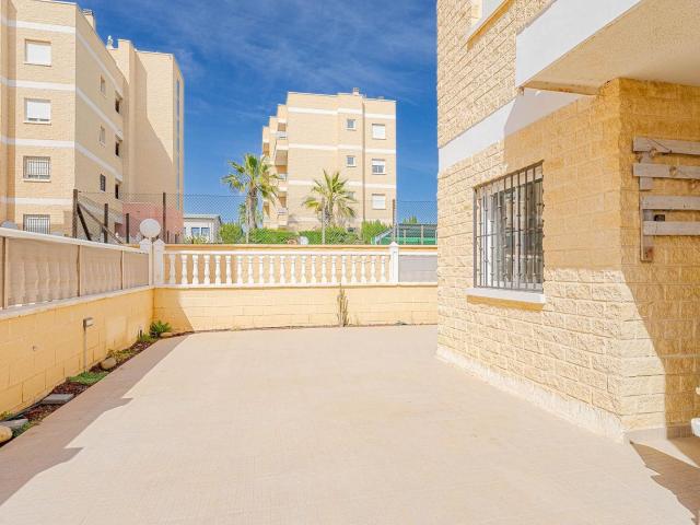 Apartamento en planta baja con gran parcela privada en el re. 79m² Torrevieja