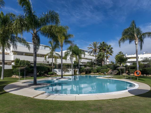 Apartamento en Planta Baja con Jardín Privado en Altos del R. 105m² Marbella