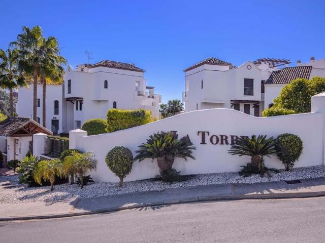 Apartamento en planta baja con jardín privado en Los Arqueros Benahavis