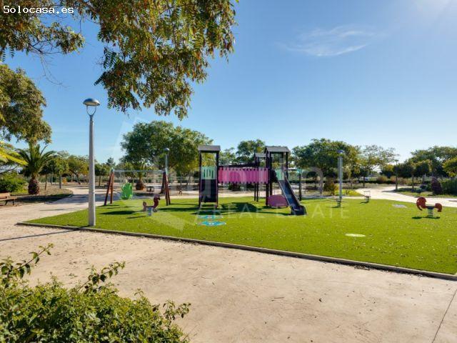 Apartamento en planta baja con jardín y piscina comunitaria a la venta en Los