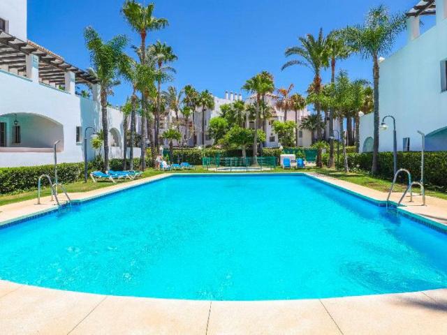 Apartamento en planta baja con terraza cerca de la playa 141m² Nueva Andalucia