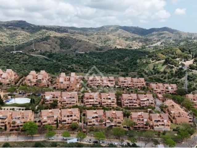 Apartamento en planta baja con vistas al mar en Elviria, Marbella