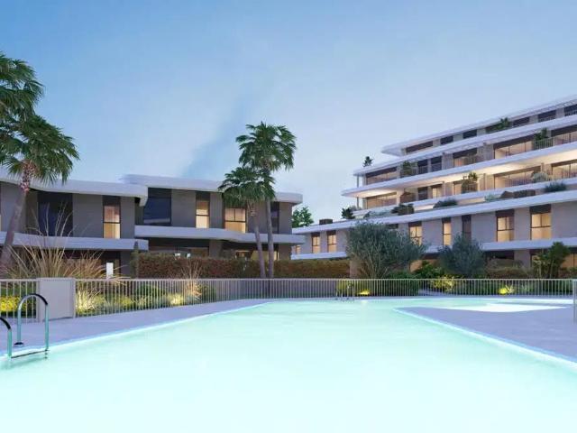 Apartamento en Planta Baja de 3 Dormitorios y 2 Baños en Can. 135m² Estepona