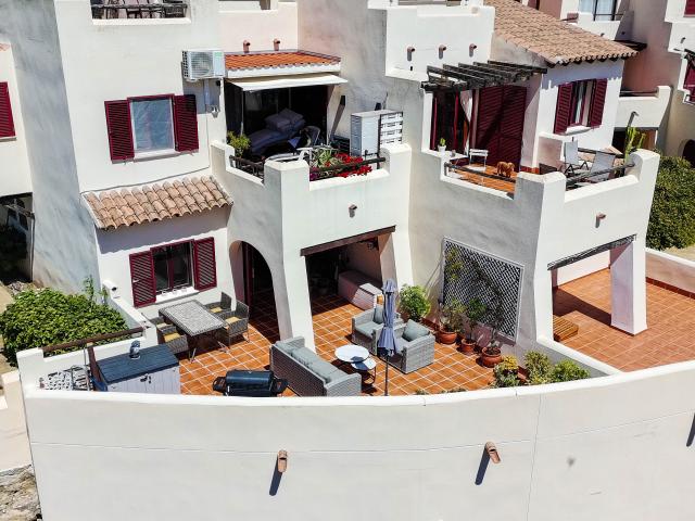 Apartamento en Planta Baja Elevada con Vistas al Mar y Gran Terraza Soleada en Bahía de Casares
