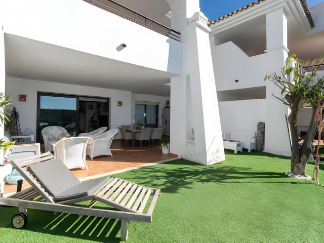 Apartamento en planta baja elevado con vistas parciales al m. 88m² Casares
