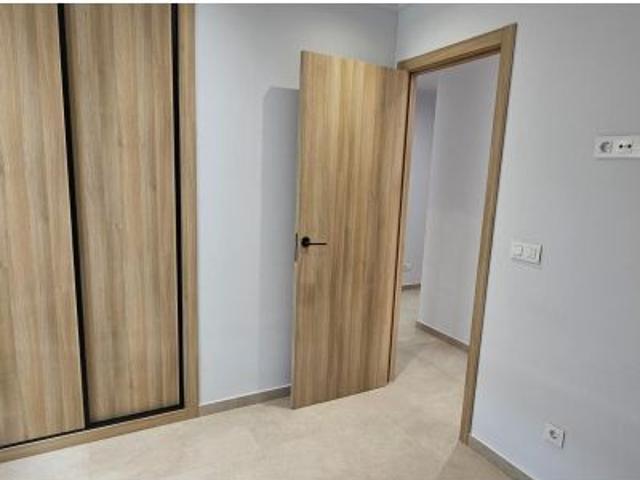 Apartamento en planta baja, listo para entrar a vivir, con una enorme terraza en El Raso, cerca de l