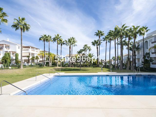 Apartamento en Planta Media, Selwo, Costa del Sol. 2 Dormito. 94m² Estepona